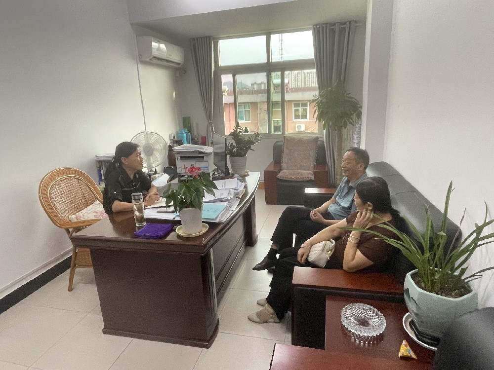 安徽省食用菌技術(shù)協(xié)會專家委員會主任張方江一行考察東至縣食藥用菌產(chǎn)業(yè)發(fā)展情況